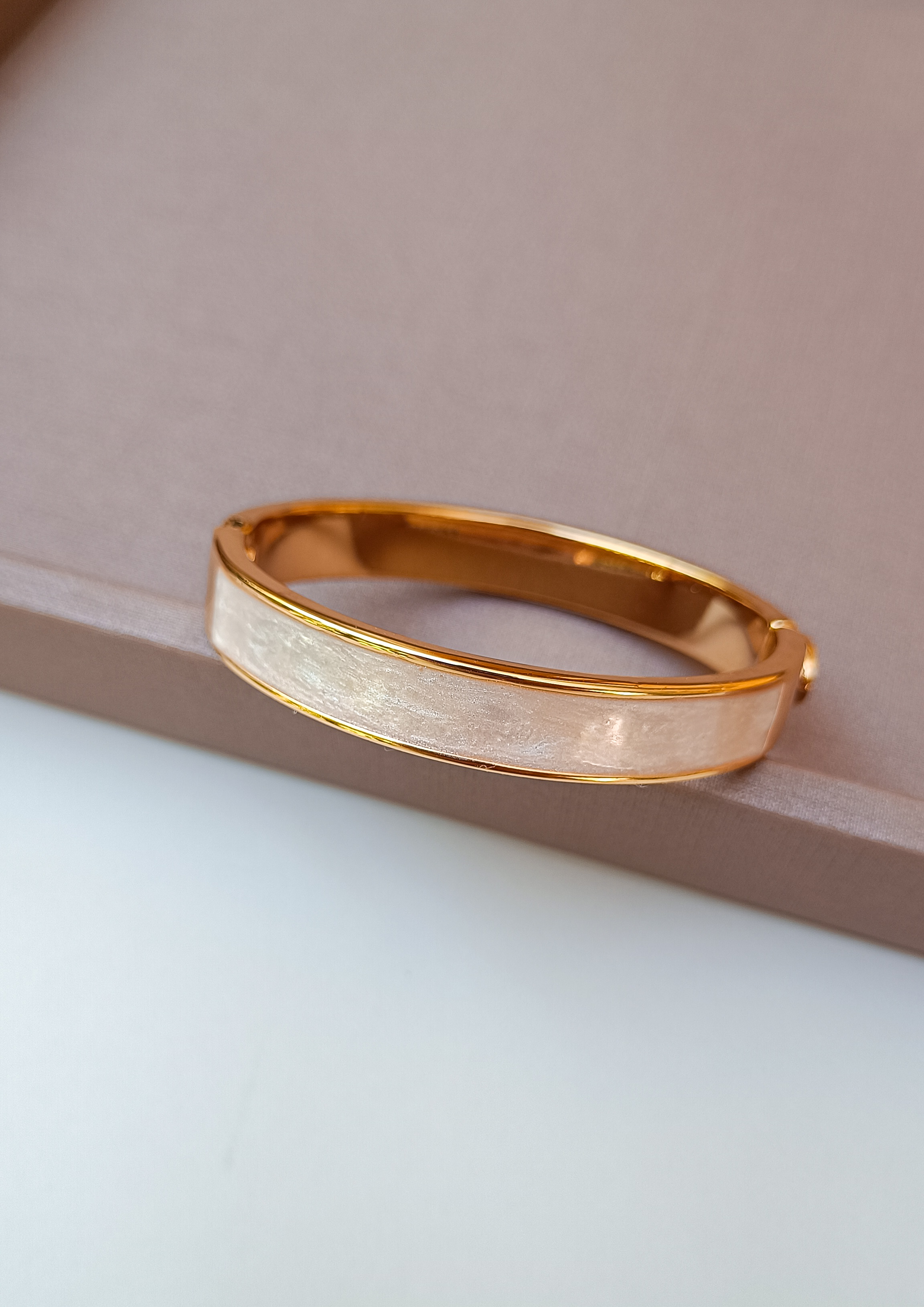 BRACELETE ELEGÂNCIA PÉROLA ESMALTADO